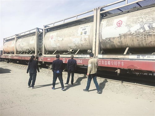 青藏鐵路首試 罐式箱 運水泥綠色物流護航公路建設